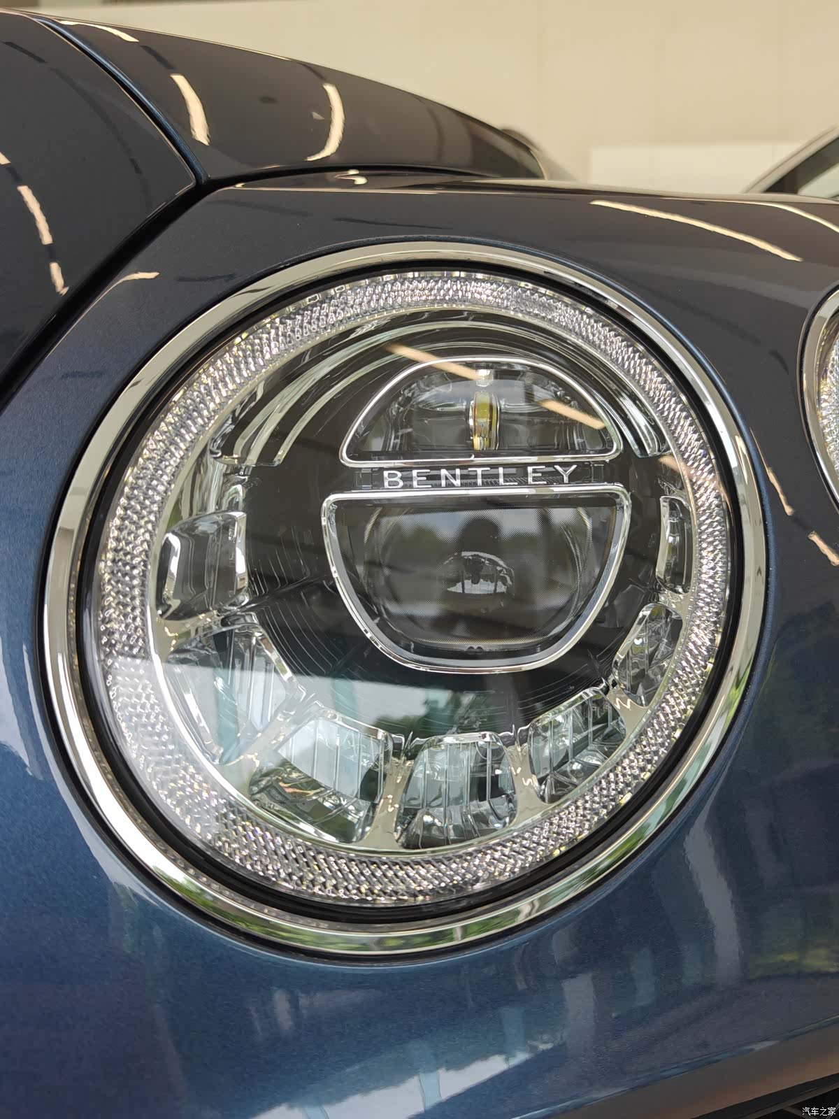 Bentley Bentayga, 2017 10
