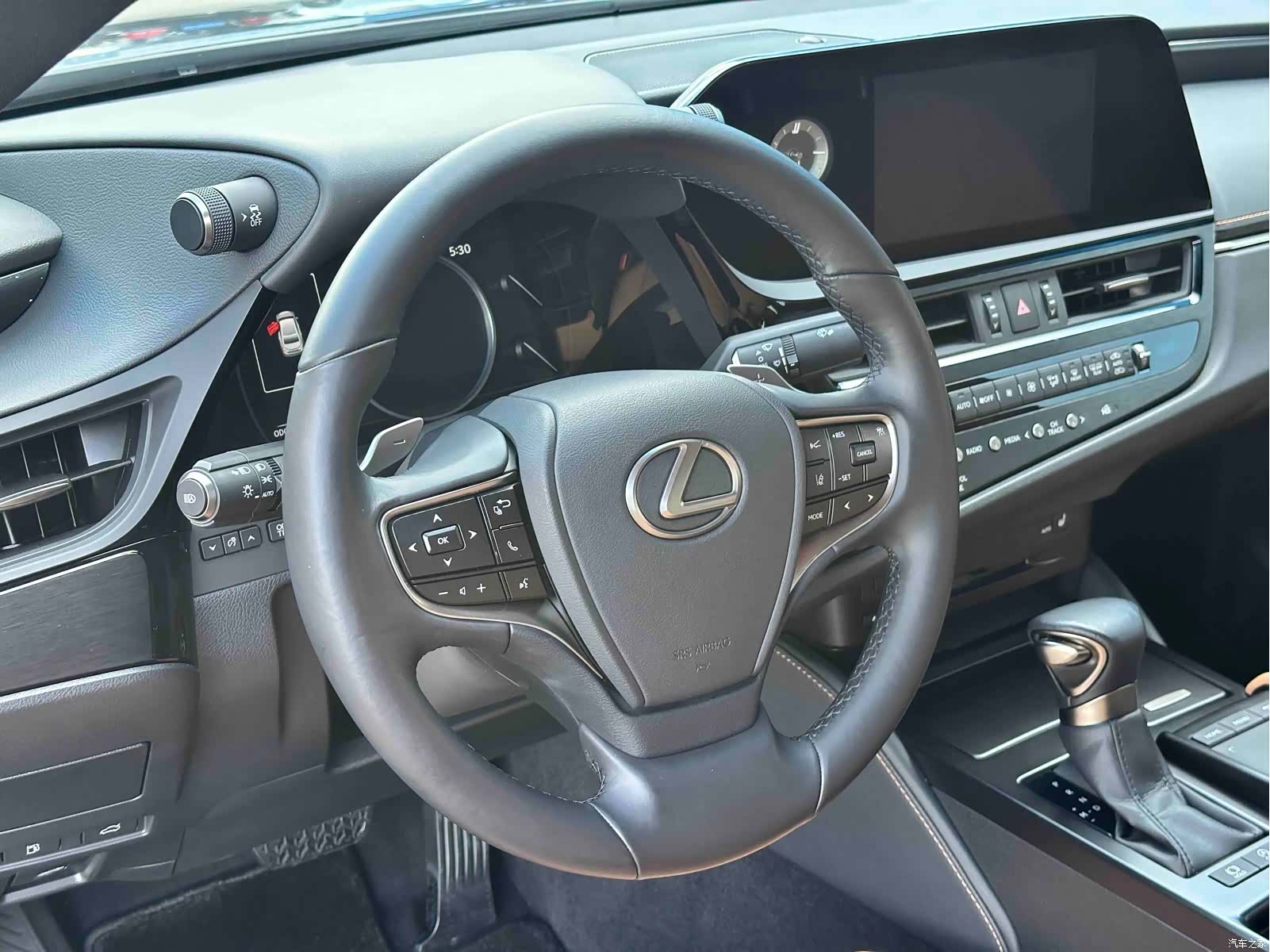 Lexus ES, 2022 9