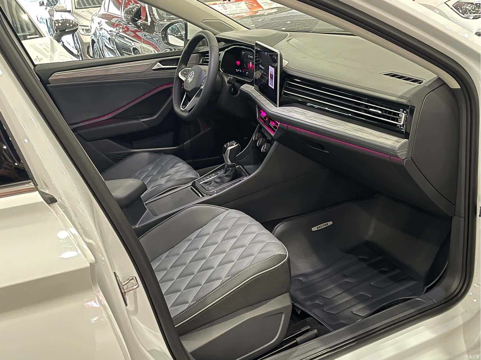 Volkswagen Sagitar, 2024 10