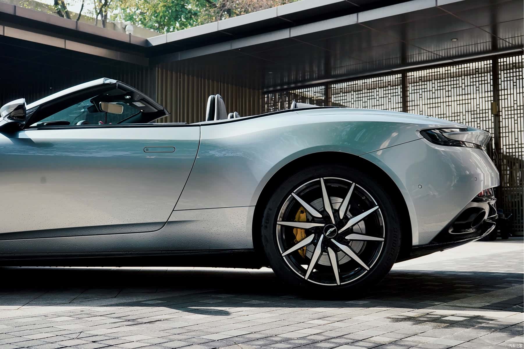 Aston Martin DB11, 2021 6