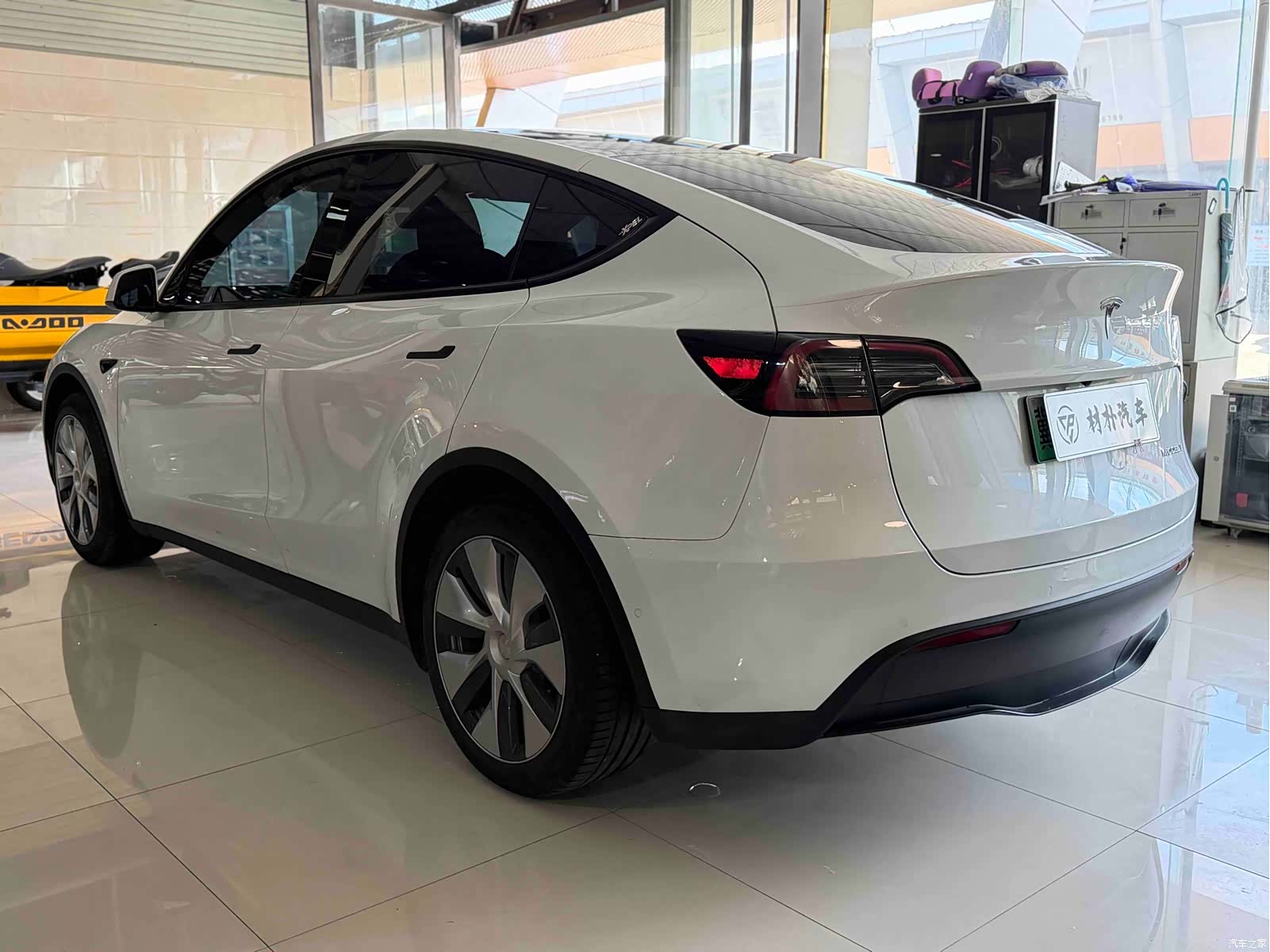 Tesla Model Y, 2023 4