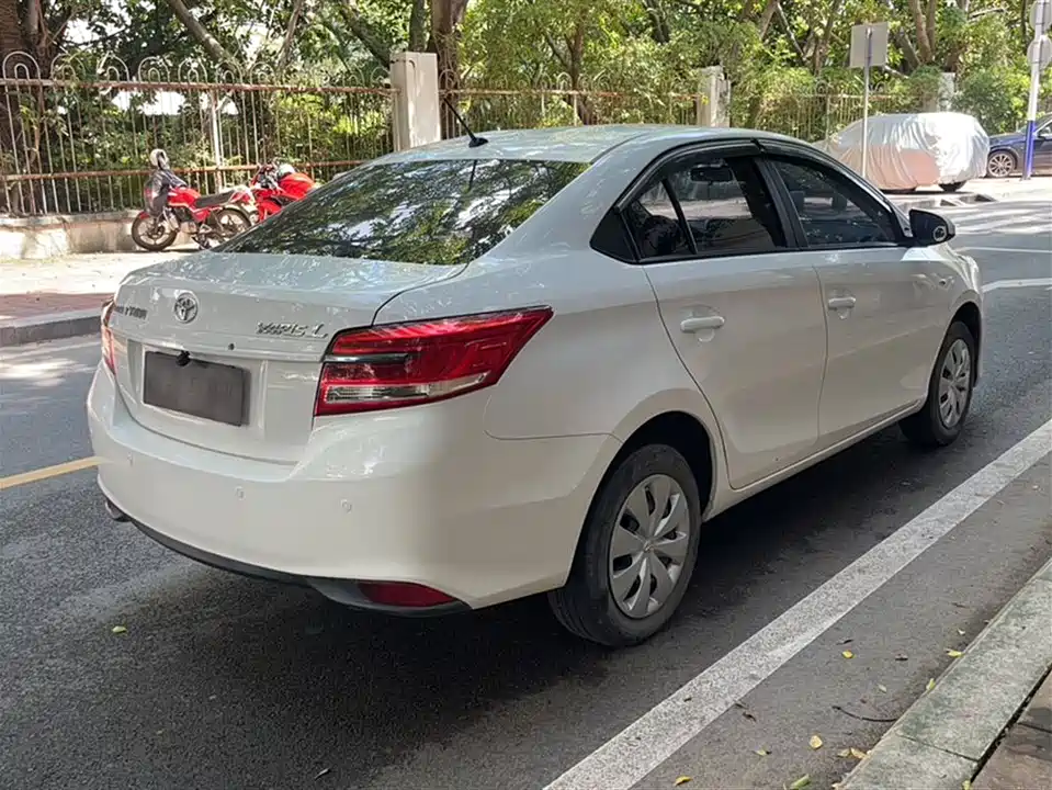 Toyota YARiS L to enjoy