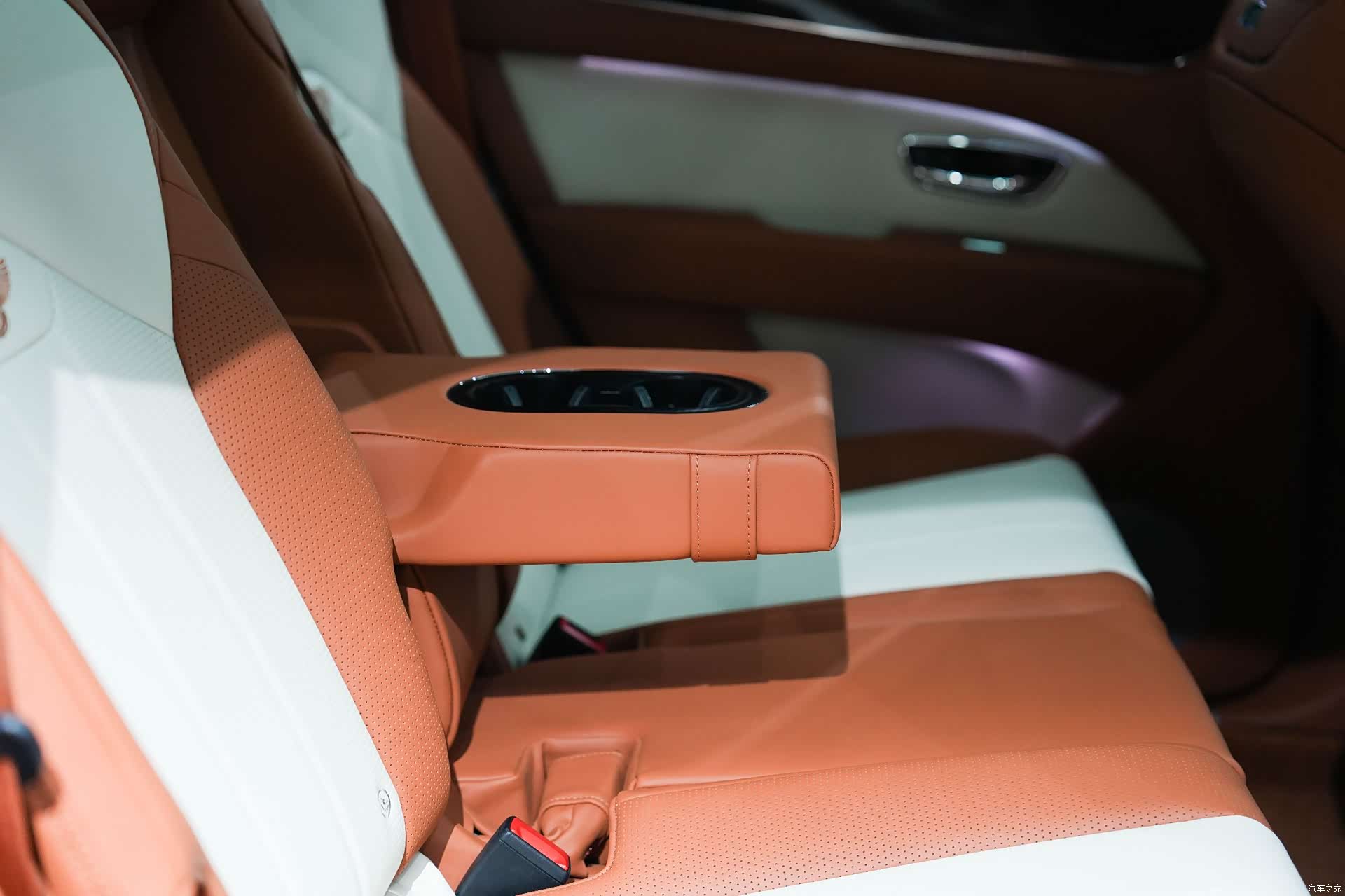 Bentley Bentayga, 2024 18