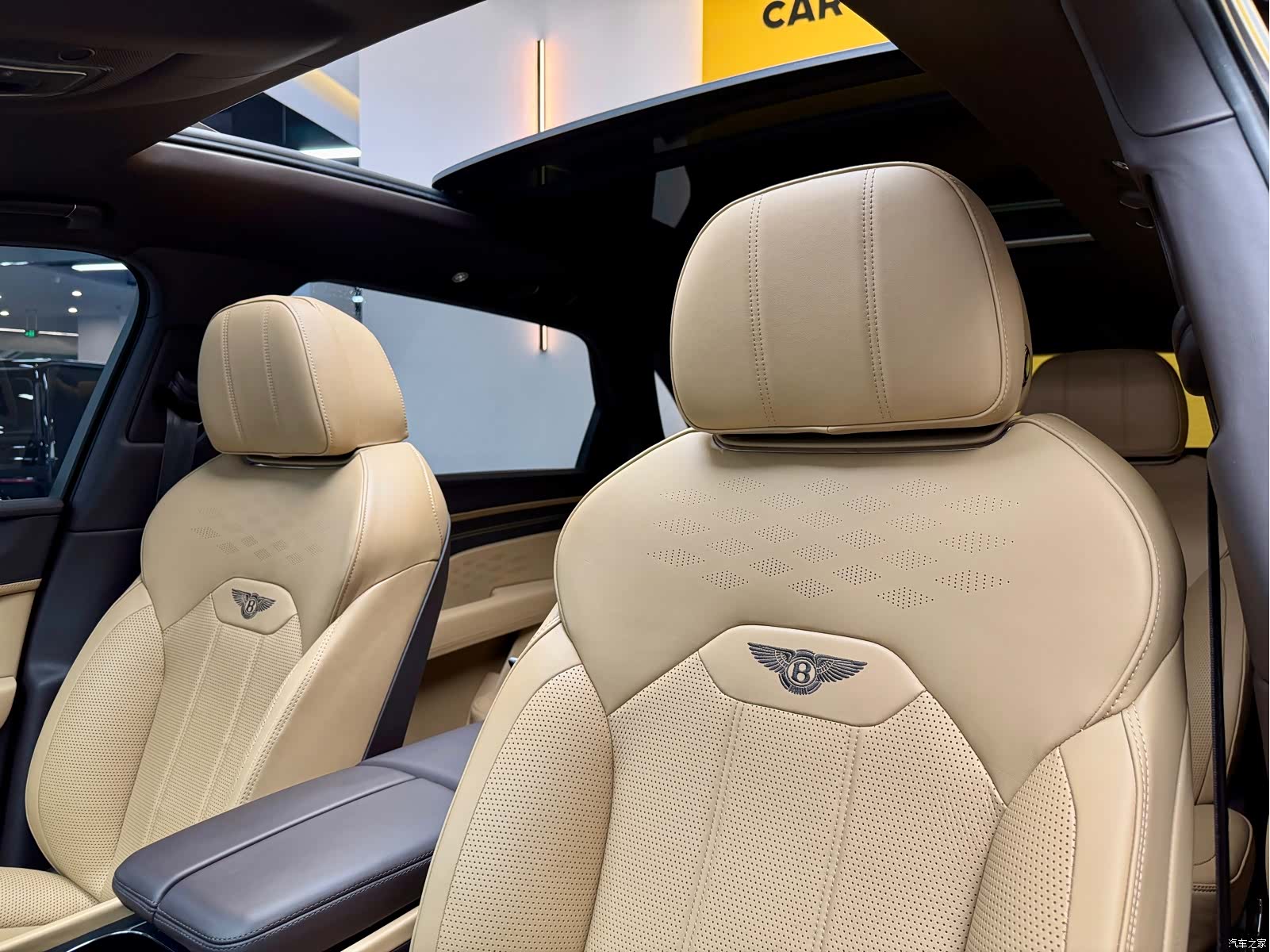 Bentley Bentayga, 2023 19