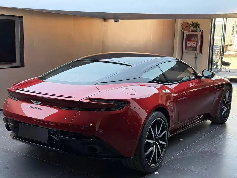 Aston Martin DB11