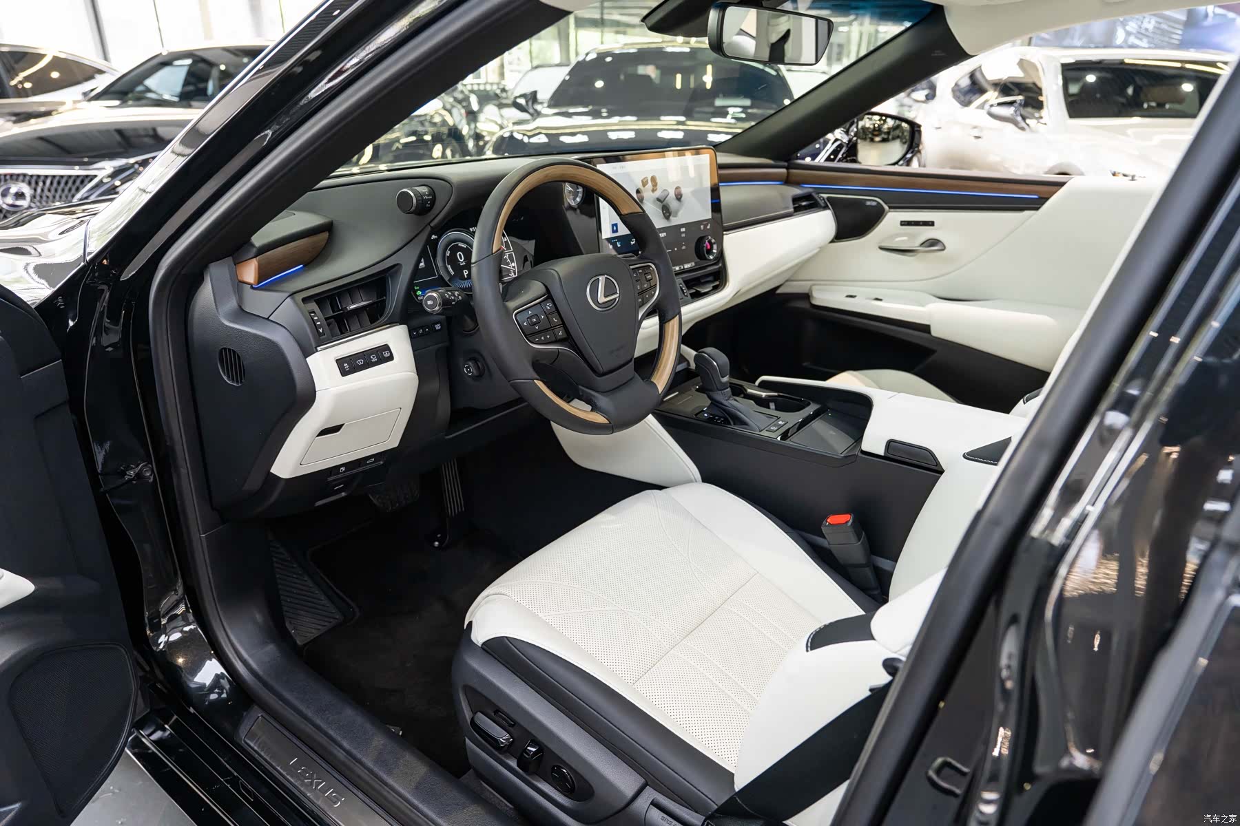 Lexus ES, 2025 9