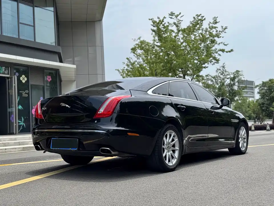 Jaguar XJ