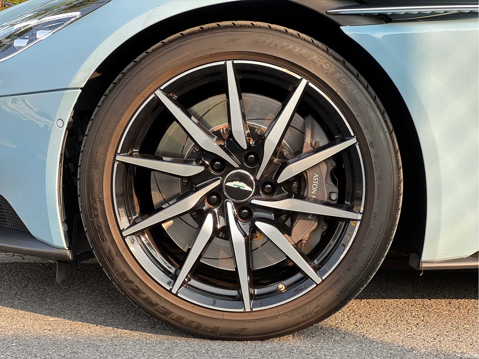 Aston Martin DB11, 2020 8