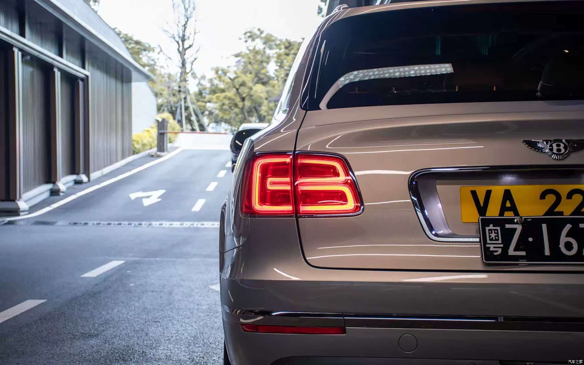 Bentley Bentayga, 2016 9