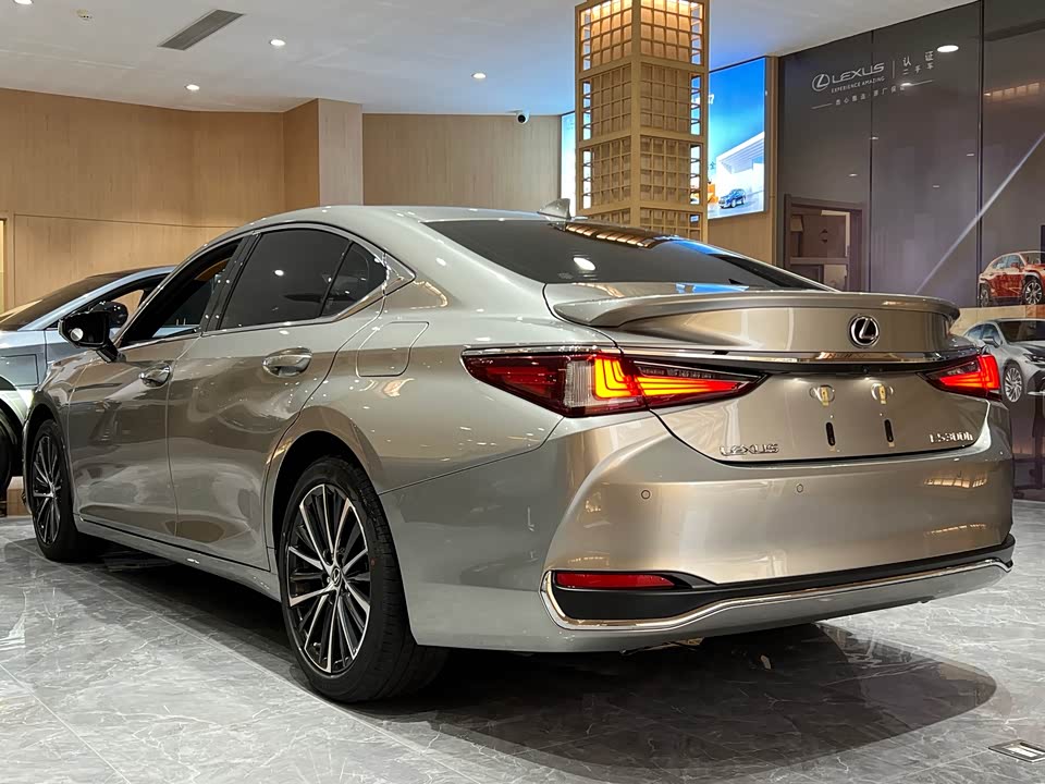 Lexus ES