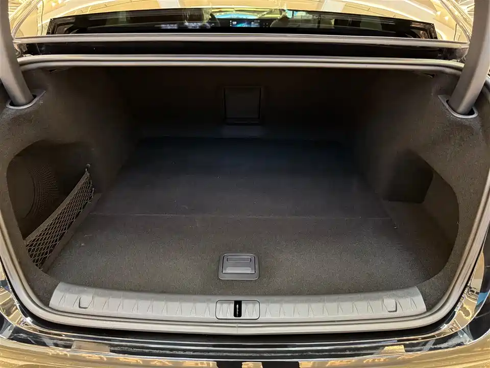 VOYAH Lantu chasing light