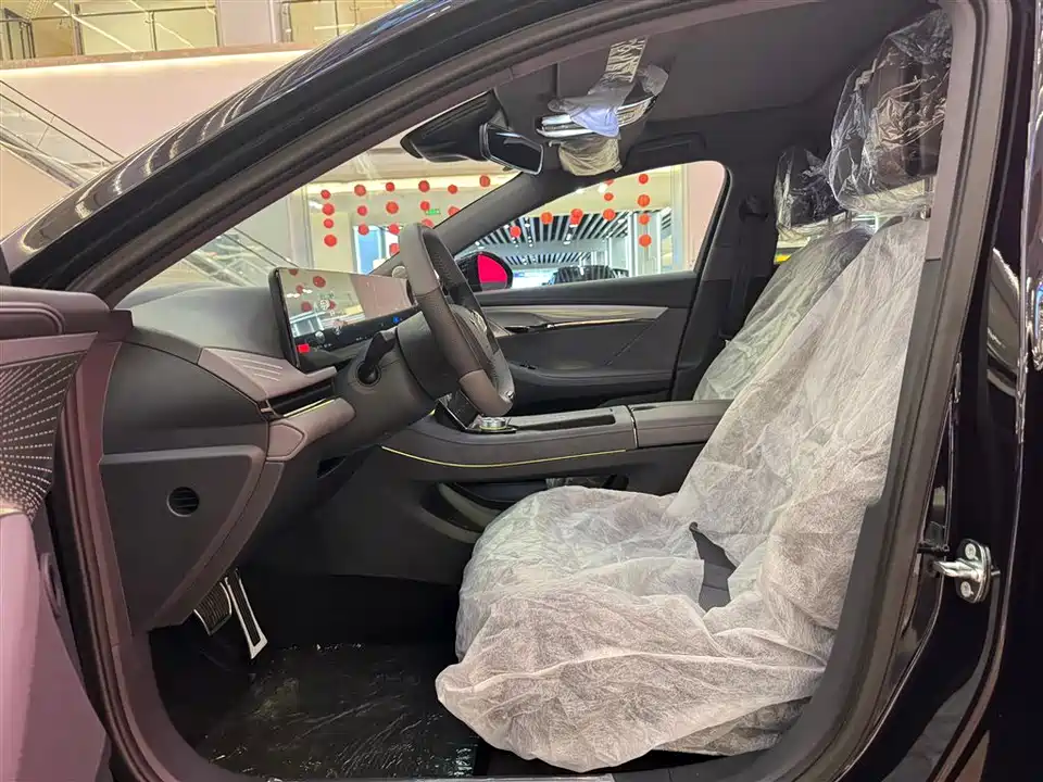 VOYAH Lantu chasing light