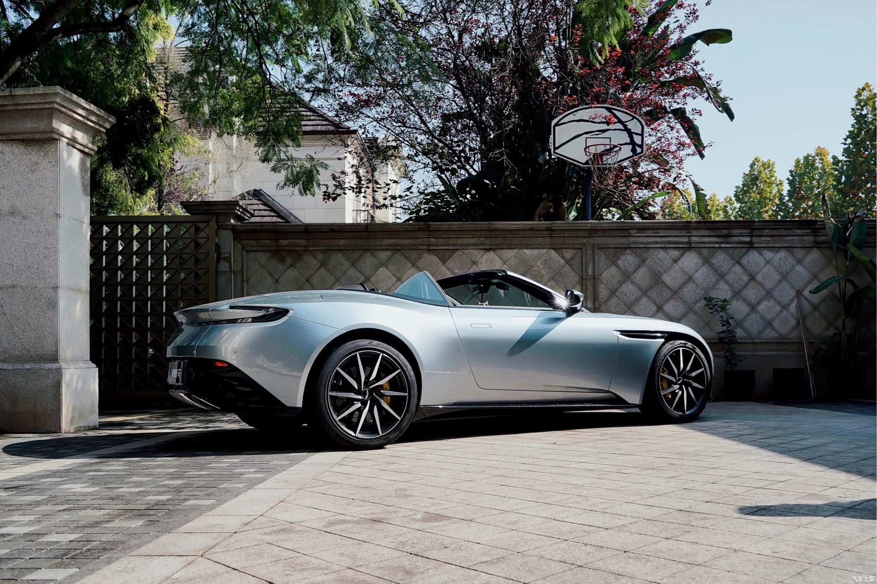 Aston Martin DB11, 2021 8