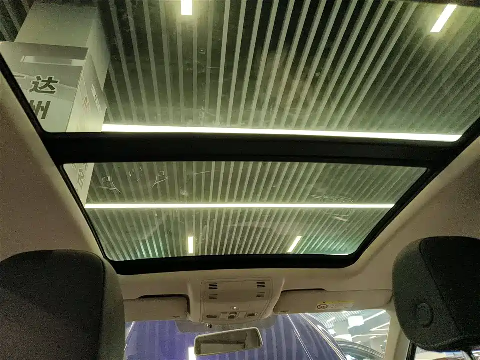 Volkswagen T-ROC exploring Songs