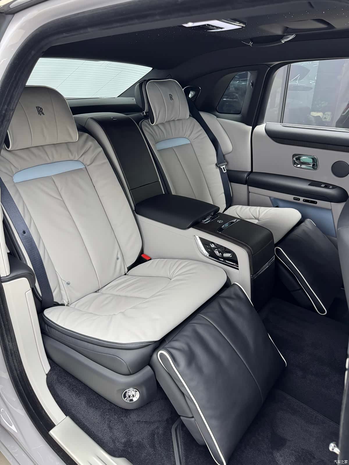 Rolls-Royce Ghost, 2023 23