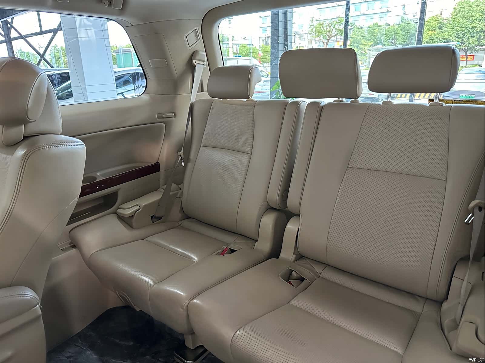 Toyota Alphard, 2012 11