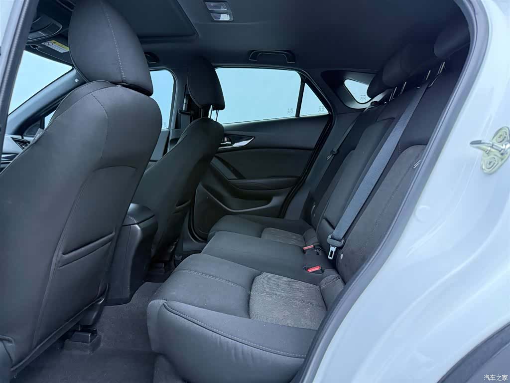 Mazda CX-4, 2023 11