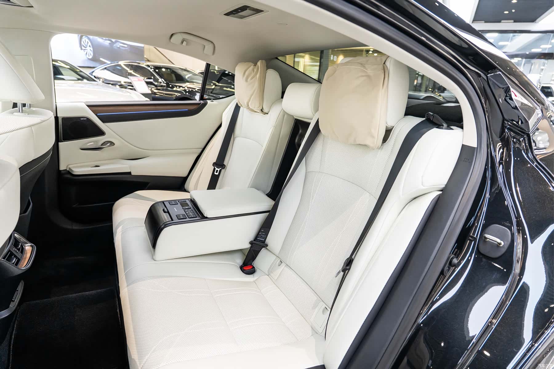 Lexus ES, 2025 12
