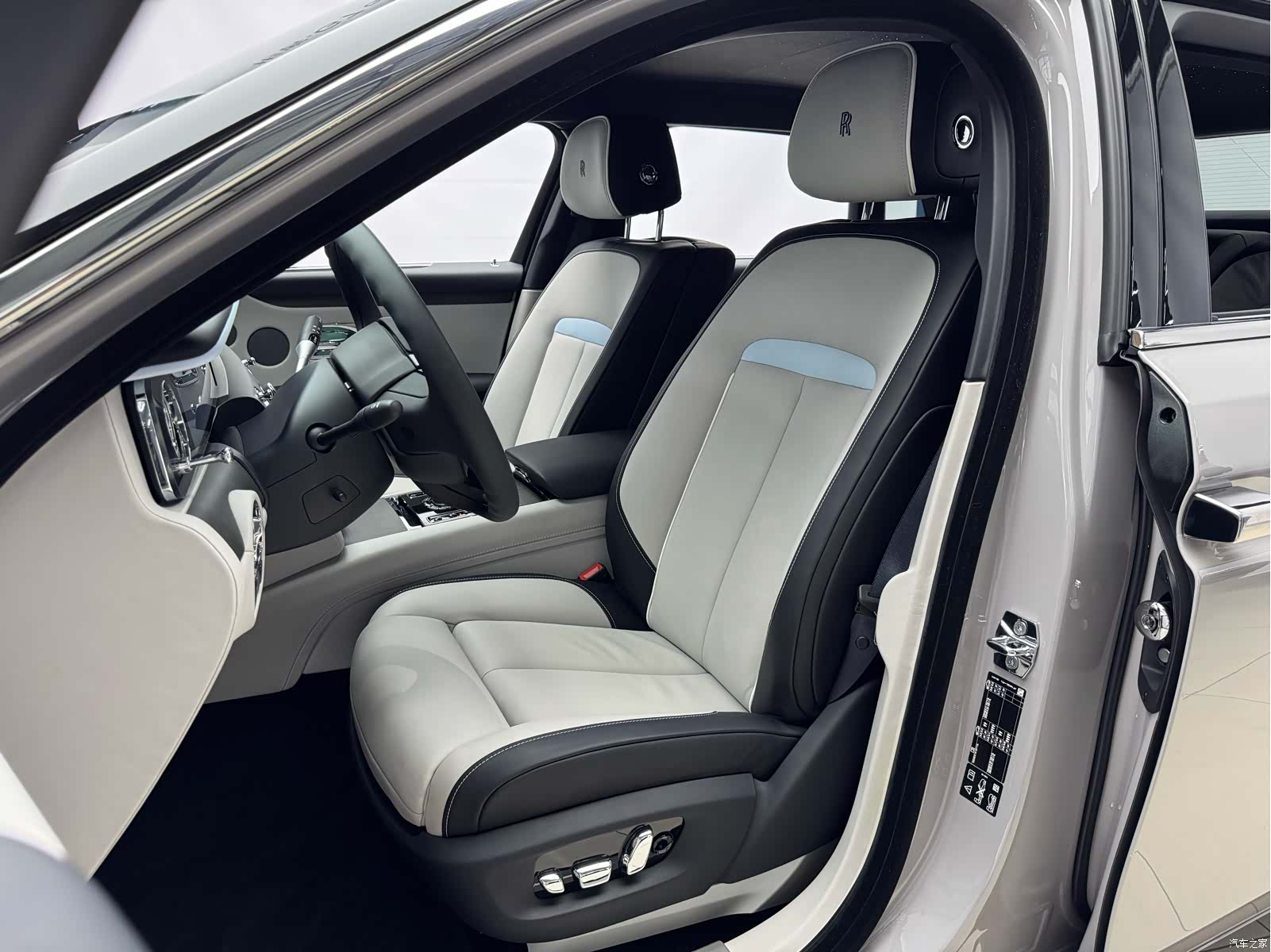 Rolls-Royce Ghost, 2023 9