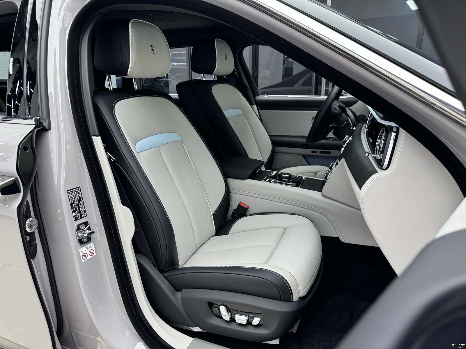 Rolls-Royce Ghost, 2023 12