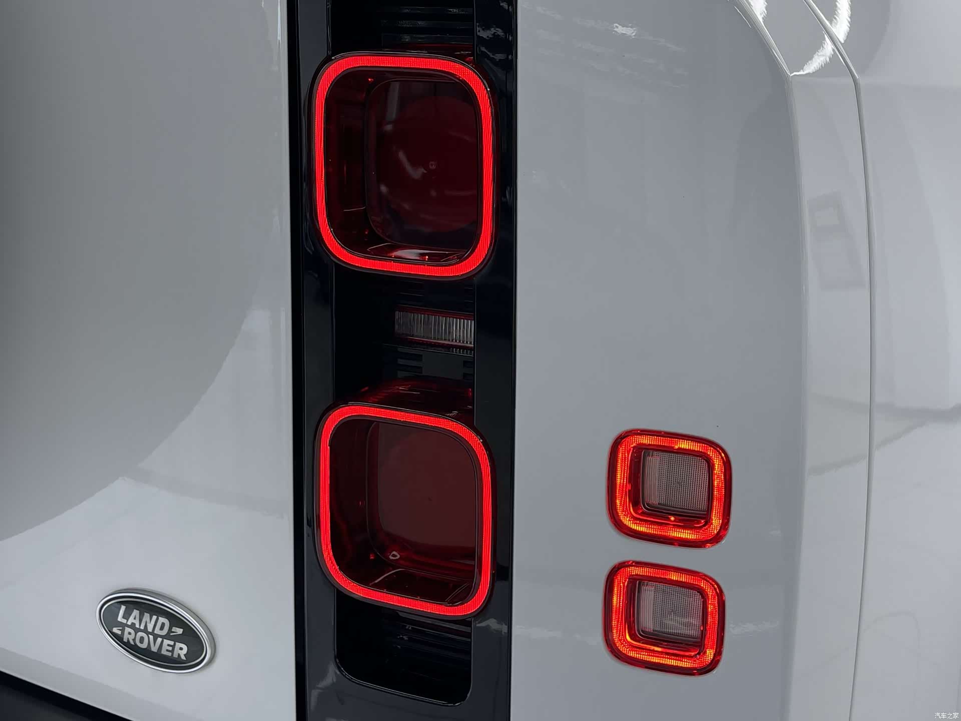 Land Rover Defender, 2024 25