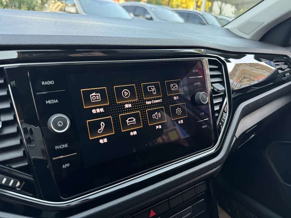 Volkswagen T-ROC exploring Songs