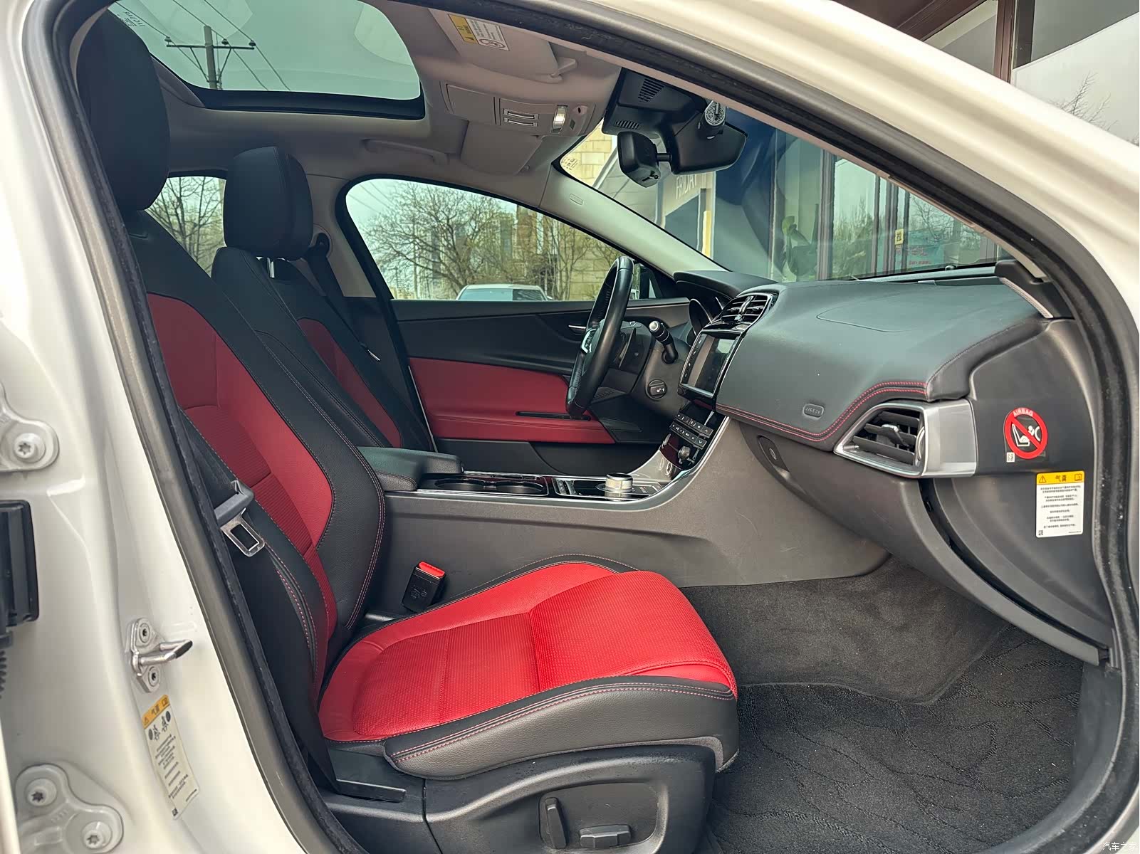 Jaguar XE, 2015 15