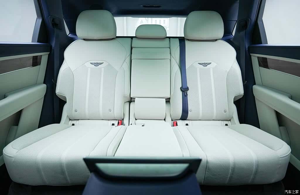 Bentley Bentayga, 2025 13