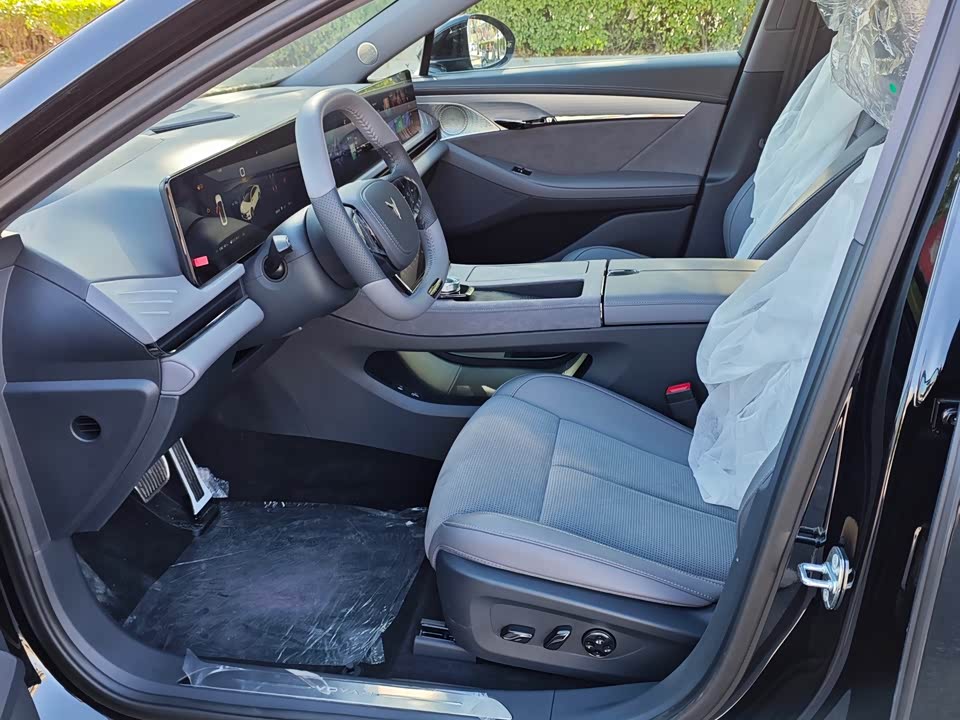 VOYAH Lantu chasing light