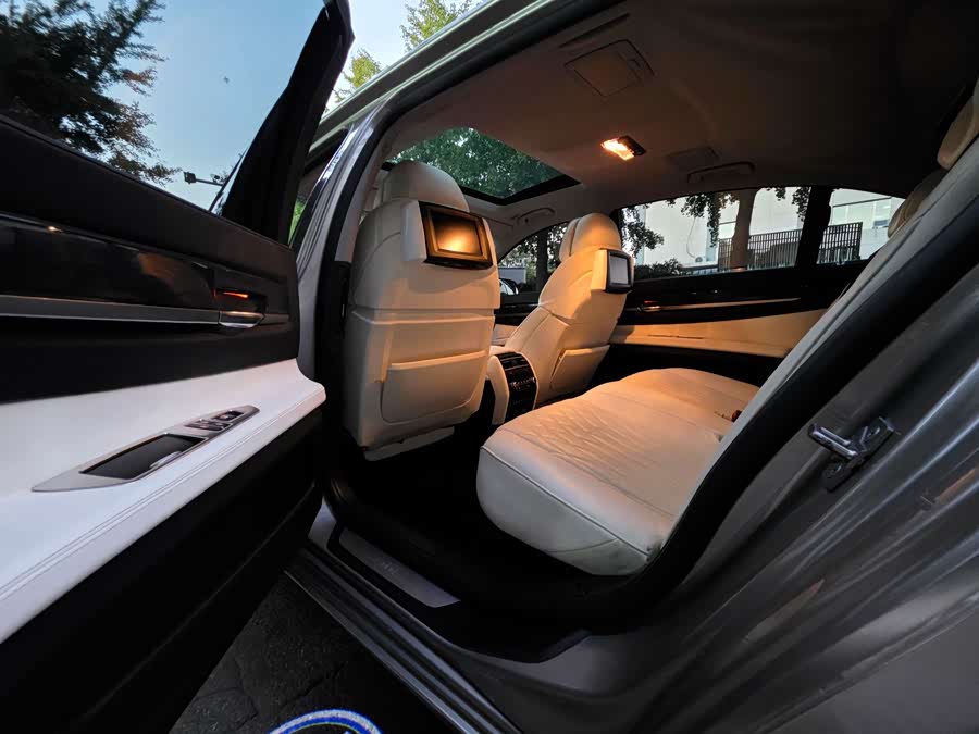 BMW 7-Series 2010, фото 21