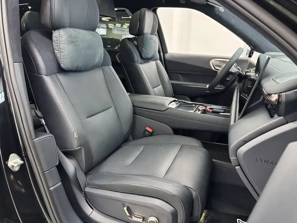 Lynk & Co 900