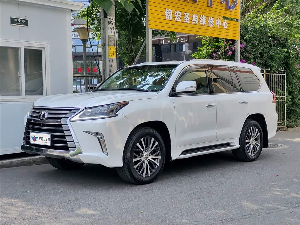 Lexus LX
