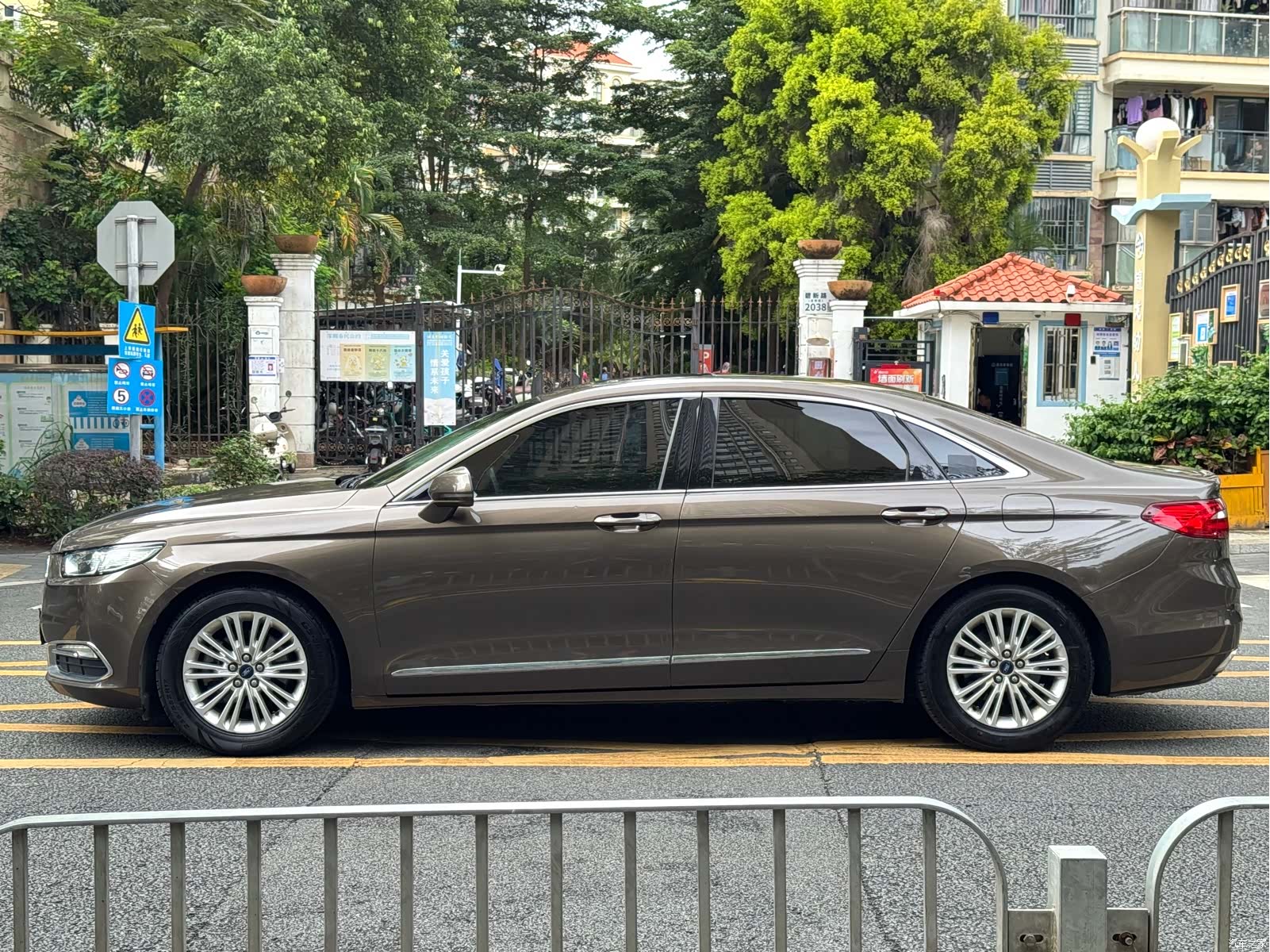 Ford Taurus, 2016 16