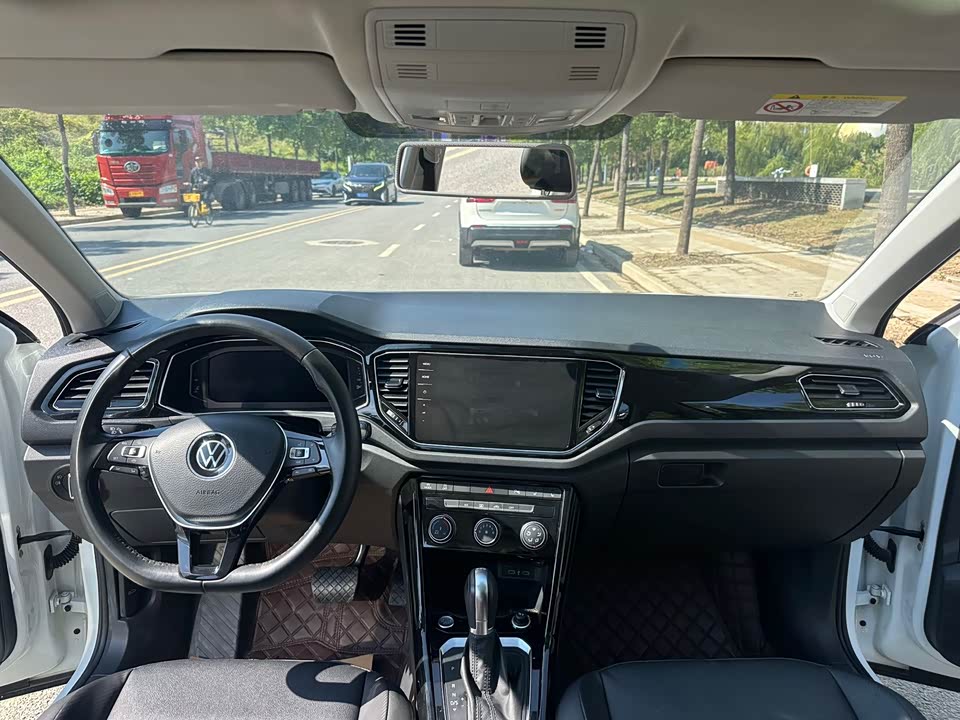 Volkswagen T-ROC exploring Songs