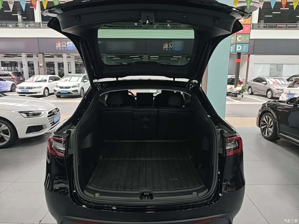 Tesla Model Y, 2023 19