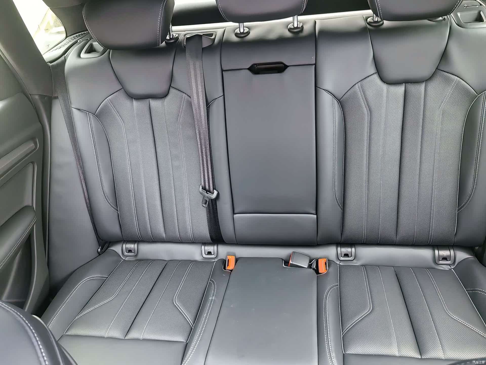 Audi Q5L, 2026 12