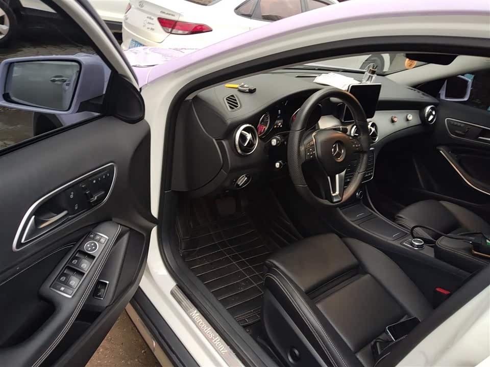 Mercedes-Benz GLA Mercedes-Benz GLA
