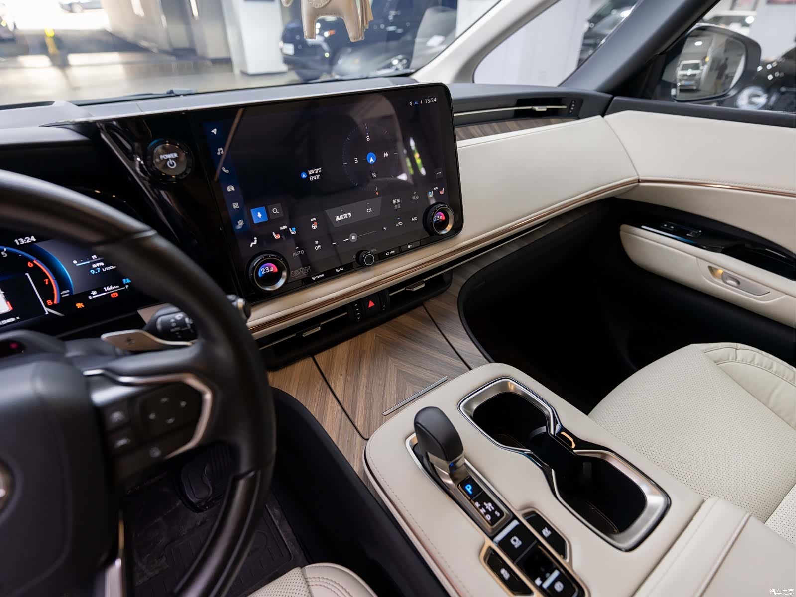 Lexus LM, 2025 9