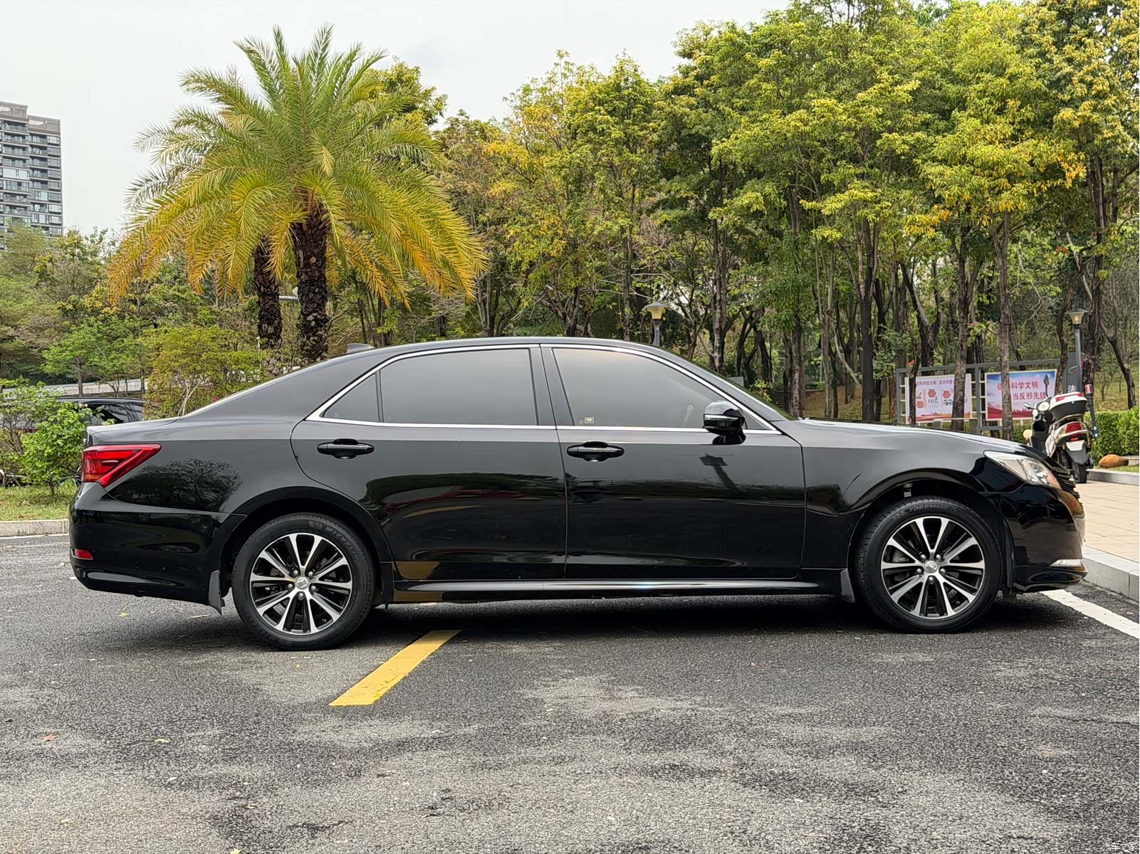 Toyota Crown, 2018 все фото