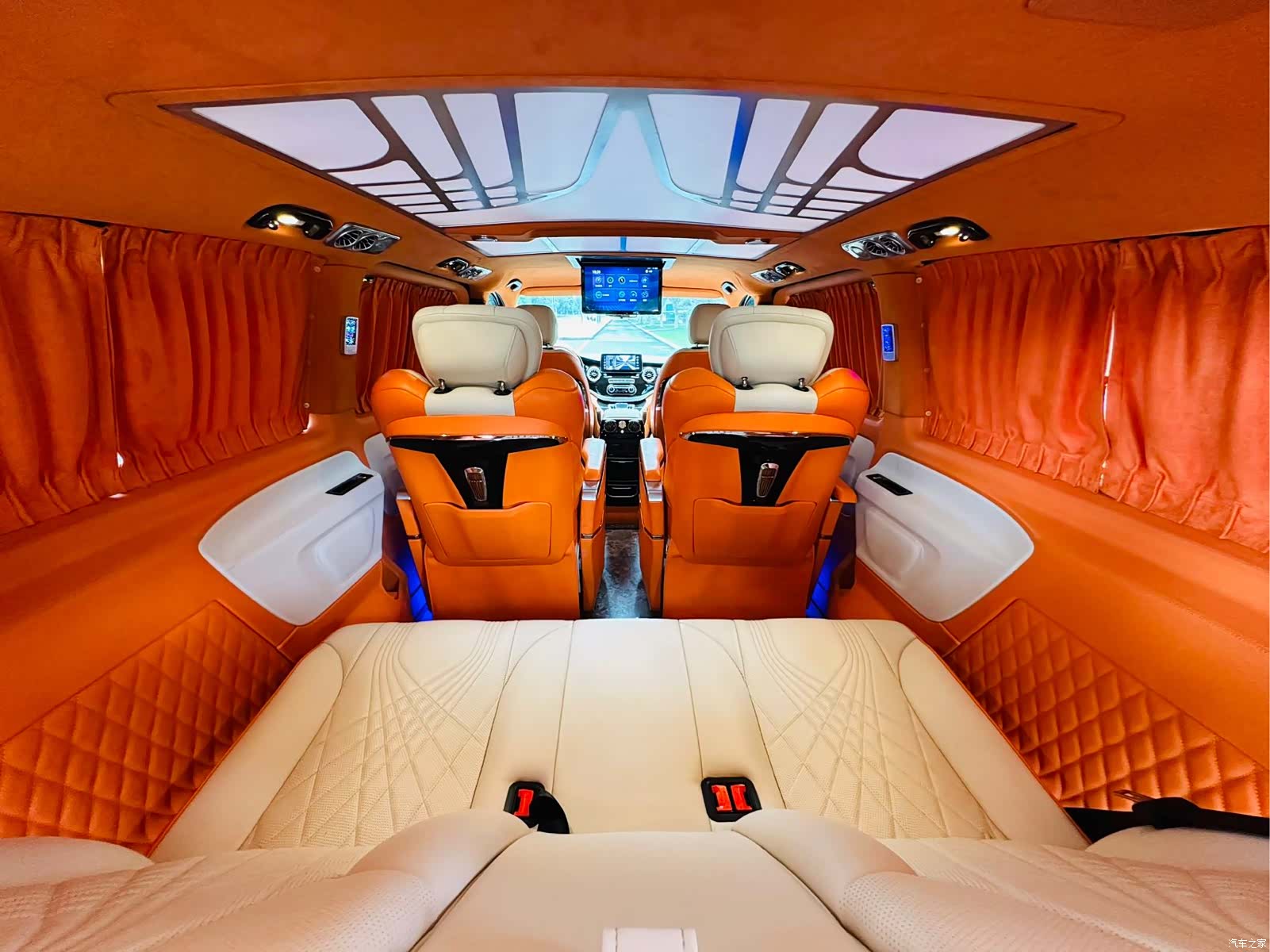 Mercedes-Benz 7, 2022 16