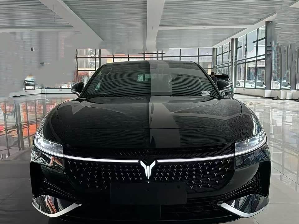 VOYAH Lantu chasing light