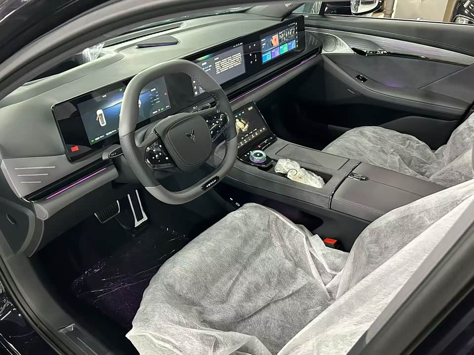 VOYAH Lantu chasing light