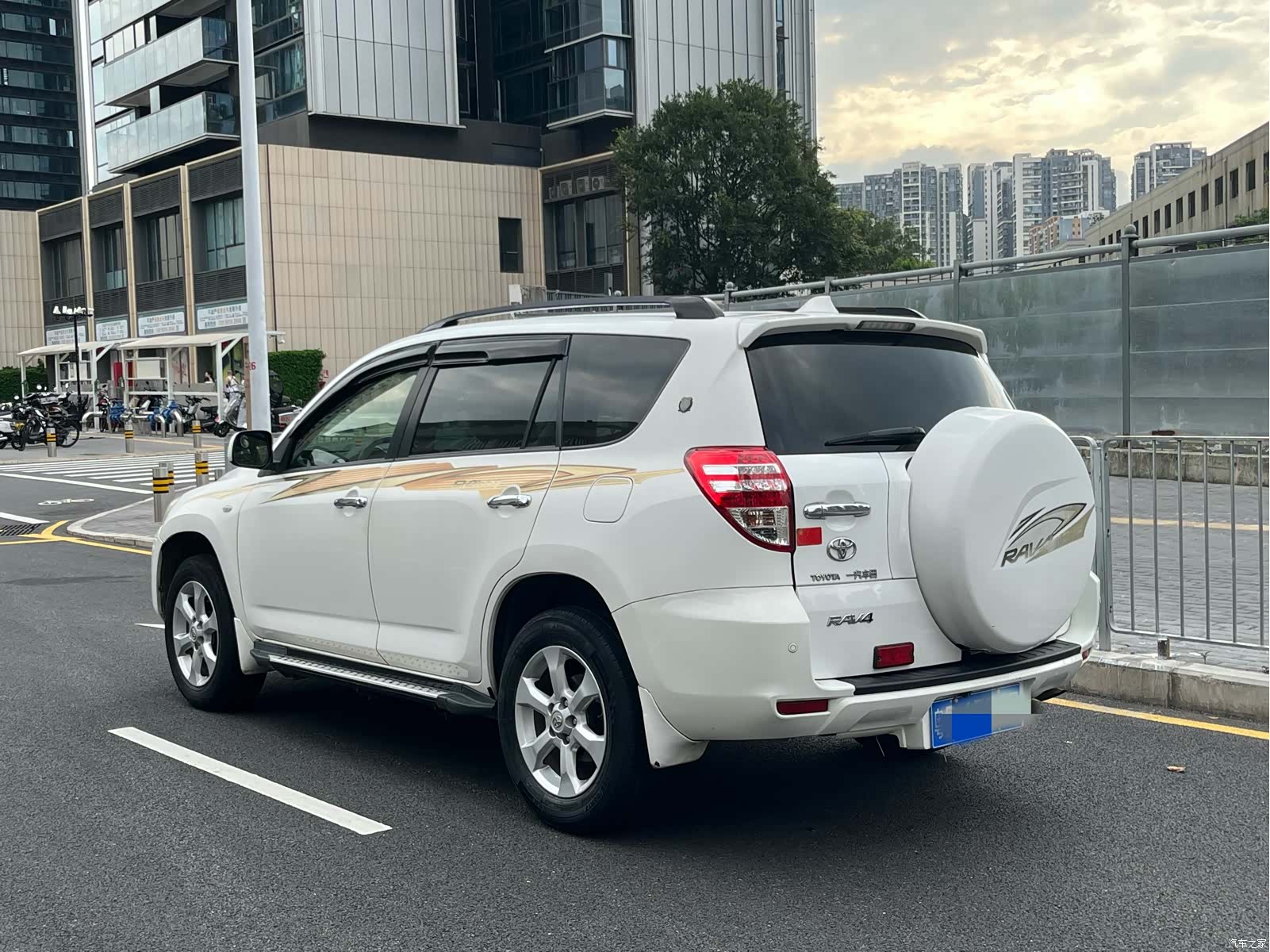 Toyota RAV4, 2013 4