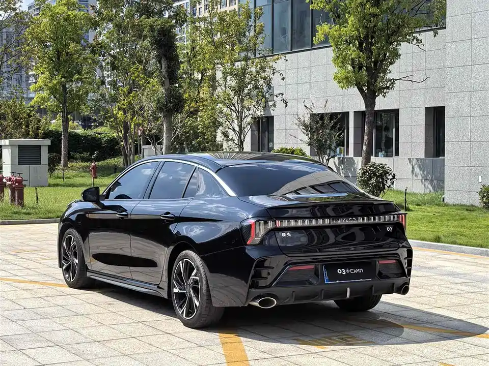 Lynk & Co 03