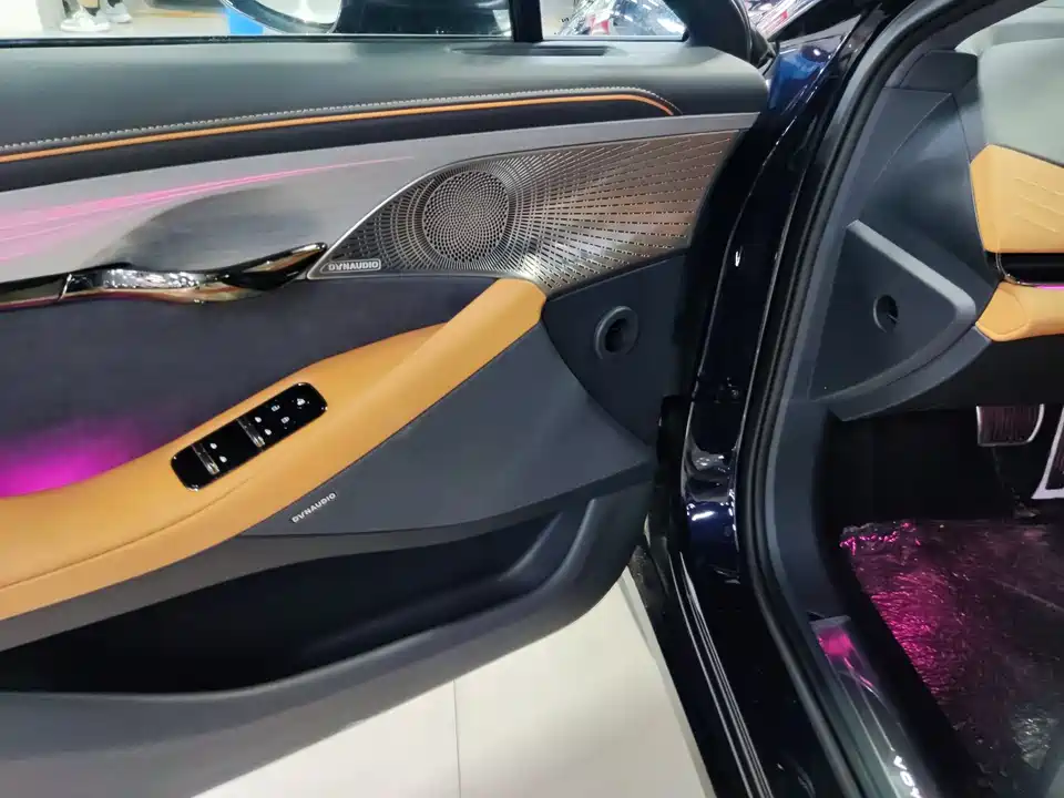 VOYAH Lantu chasing light