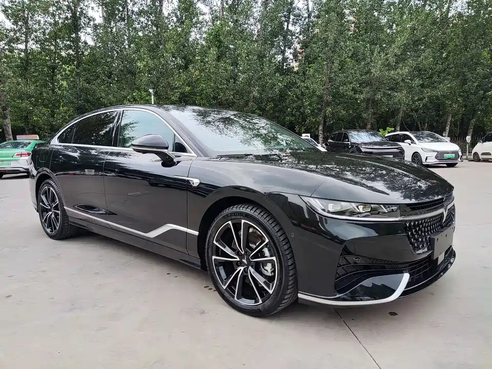 VOYAH Lantu chasing light