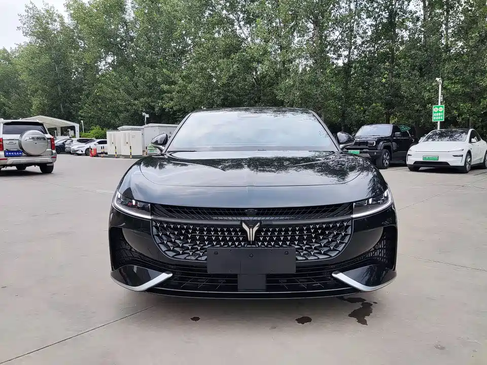 VOYAH Lantu chasing light