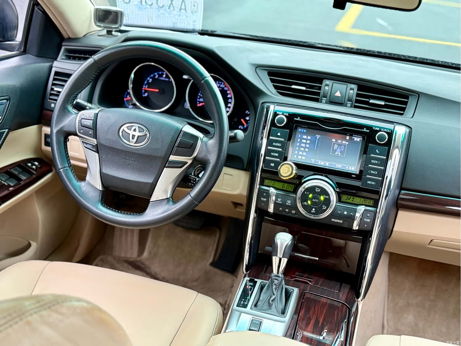 Toyota 2.5V, 2012 17