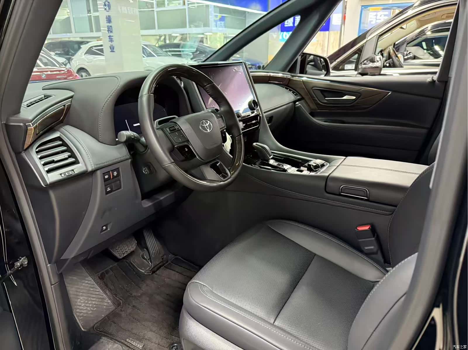 Toyota Alphard, 2026 все фото