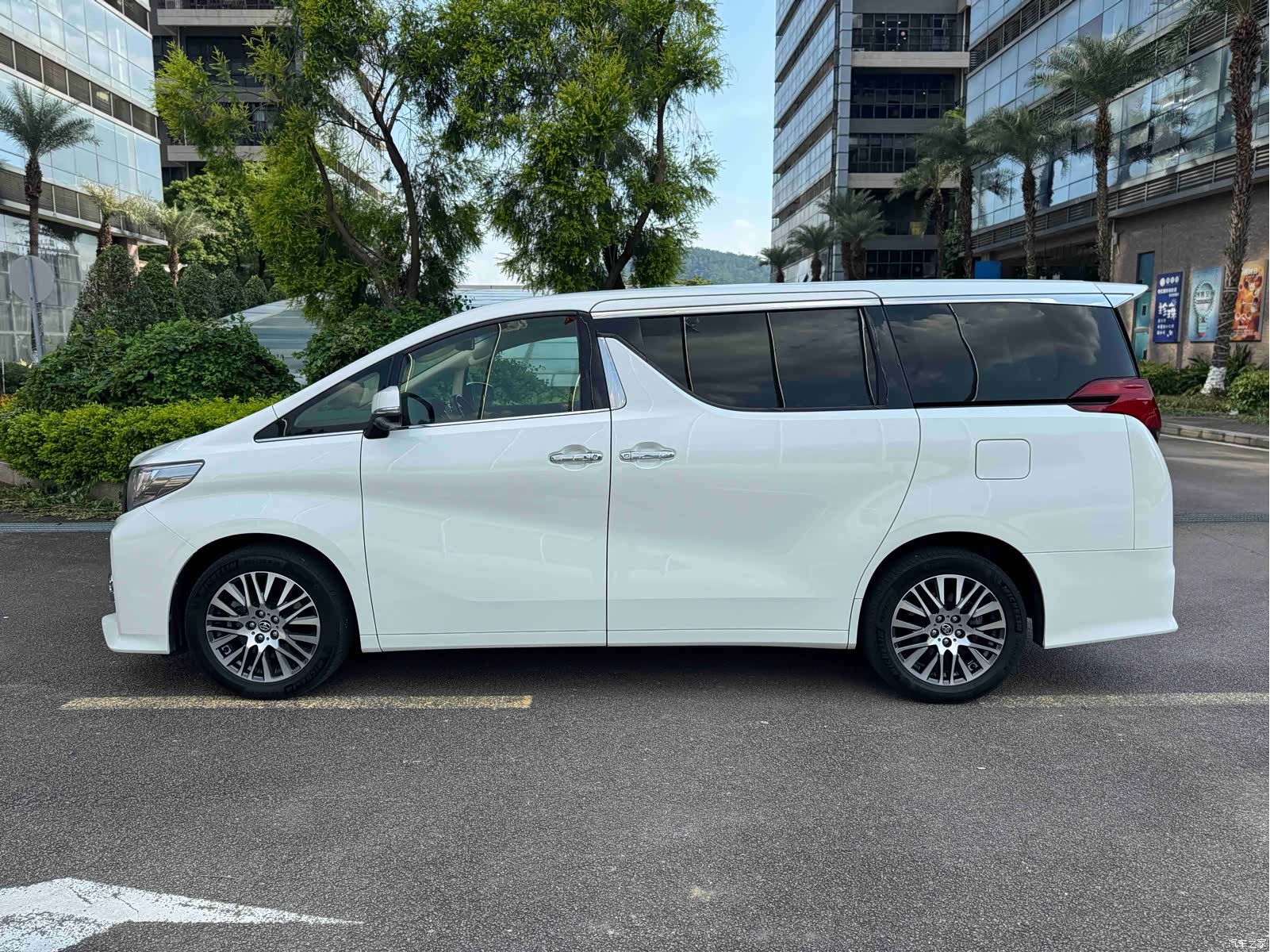 Toyota Alphard, 2017 19